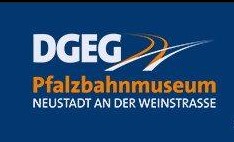 Logo des Pfalzbahnmuseums Neustadt an der Weinstraße mit weißen und orangenen Schriftzügen auf dunklem Hintergrund und stilisierter Schienenführung