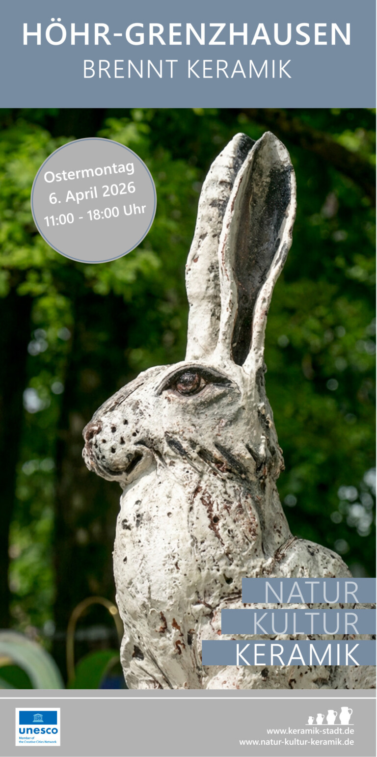 Keramikhase-Skulptur vor grünem Hintergrund mit Hinweisen auf Keramikveranstaltung in Höhr-Grenzhausen am 6. April 2026, 11-18 Uhr.
