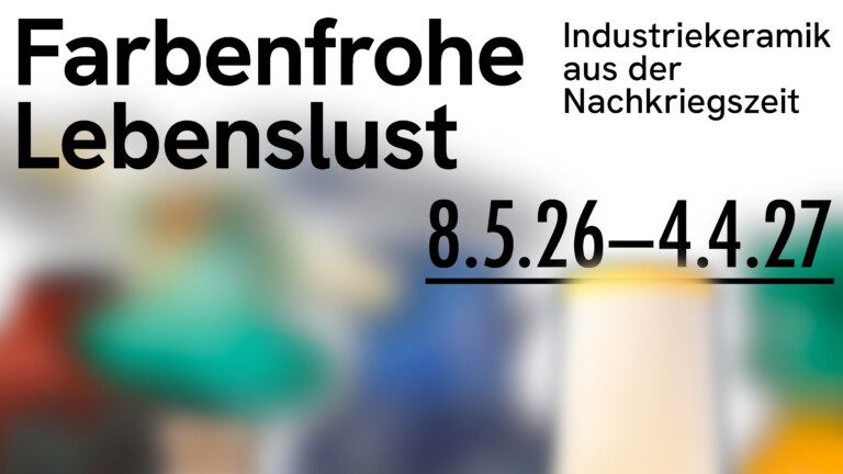 Schrift auf unscharfem Hintergrund mit der Aufschrift "Farbenfrohe Lebenslust – Industriekramik aus der Nachkriegszeit 8.5.26–4.4.27"