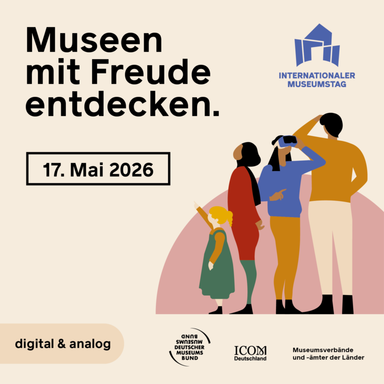Illustration von vier Personen vor einem Schild mit Text "Museen mit Freude entdecken. 17. Mai 2026", Hinweis auf internationalen Museumstag, digital & analog, mit Logos Deutscher Museumsbund und ICOM Deutschland.
